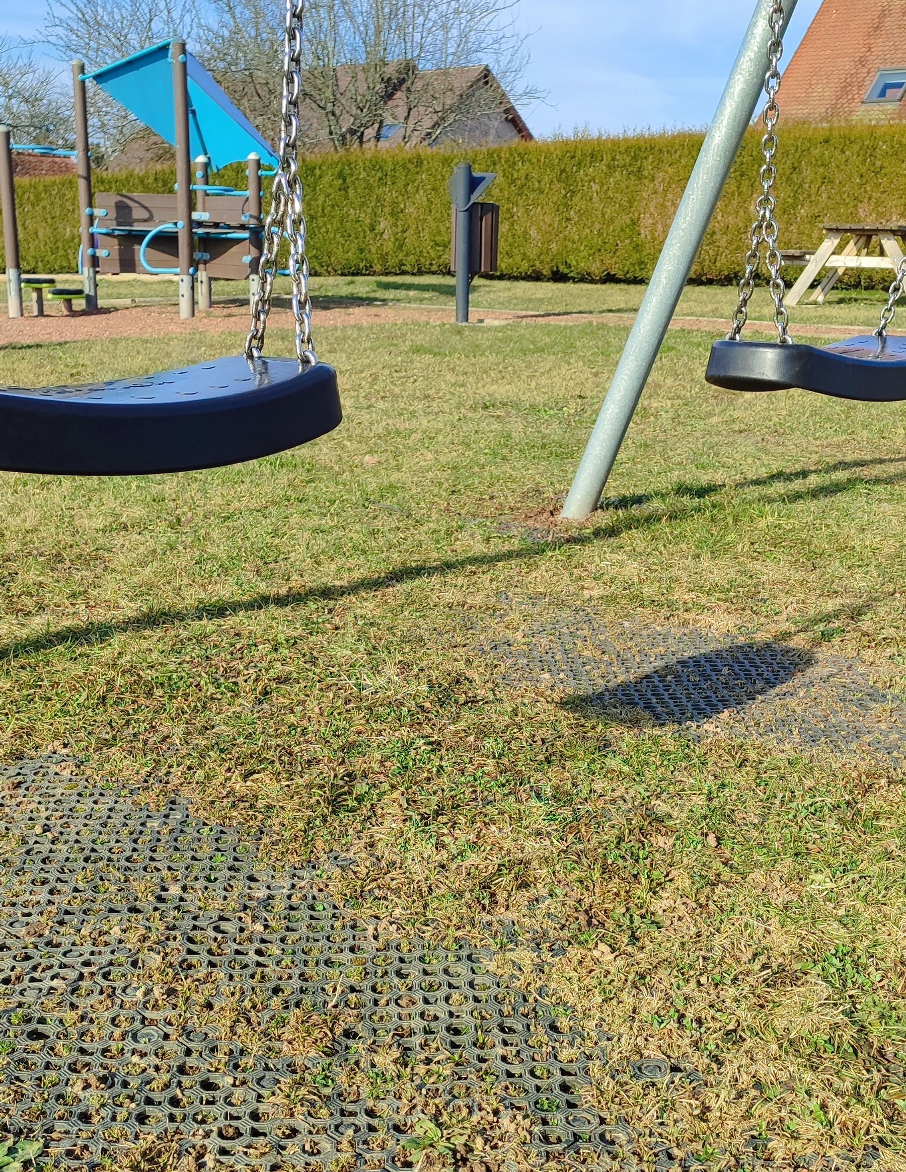 Caillebotis caoutchouc sur une aire de jeux afin d'amortir les chutes