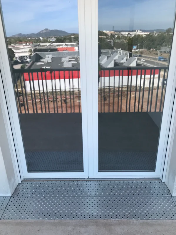 Grâce à leurs performations, nos grilles PS-PERF ou PS-OFF laissent passer l’eau, permettant de les utiliser en seuil de porte