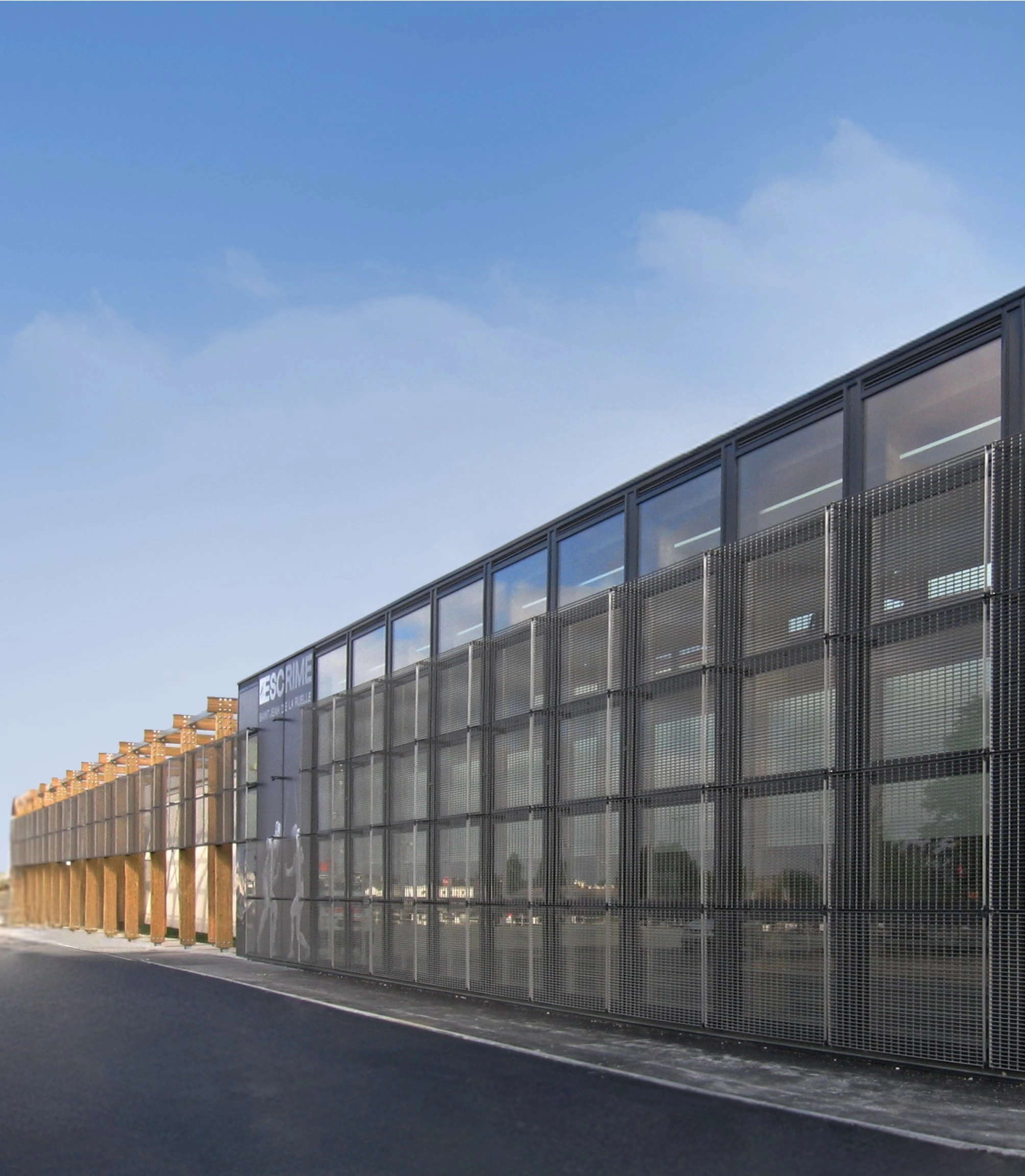 Metal grating: technical elegance at the service of architectural design