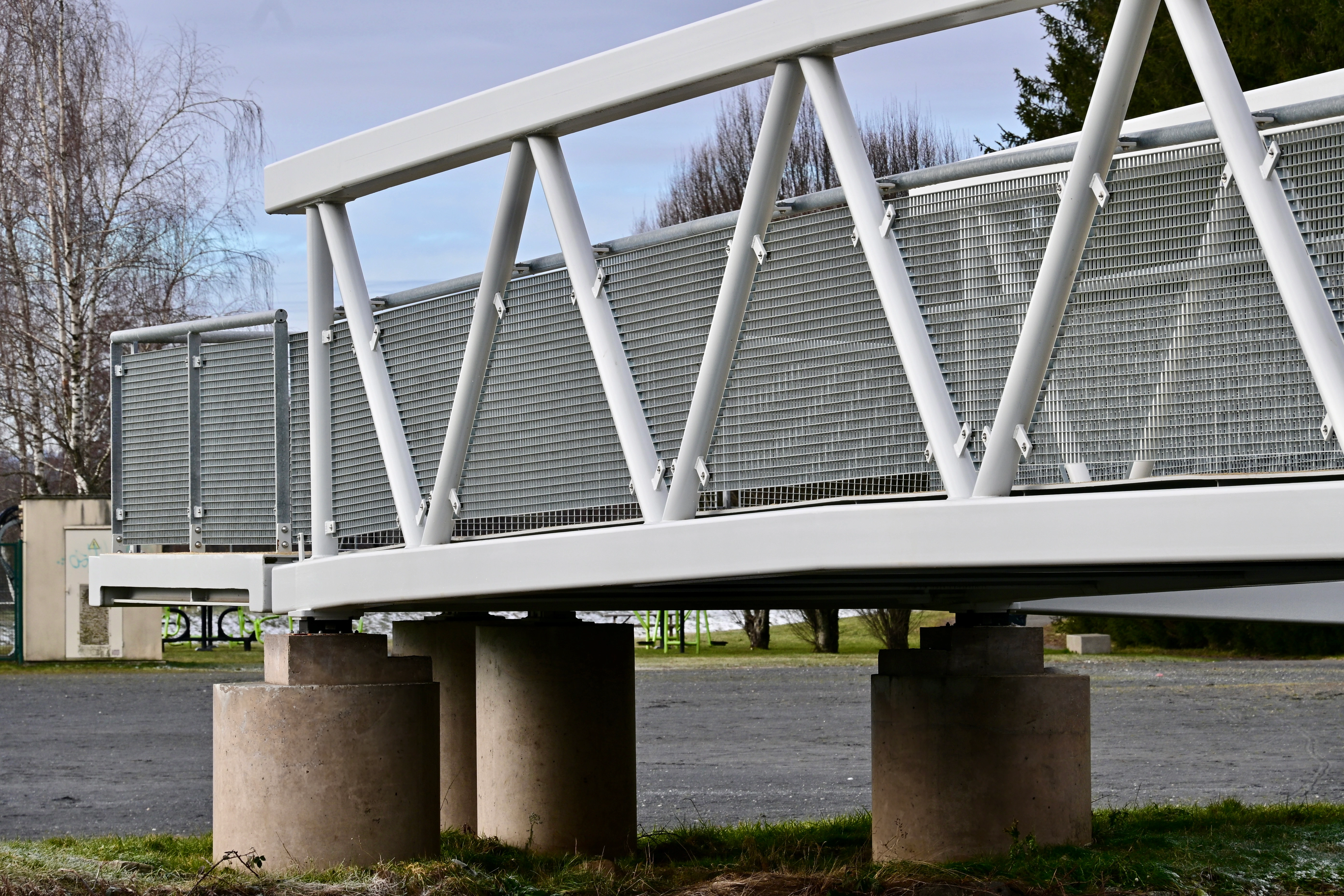 Railing infill made from 30x30 mesh grating, with a combination of bespoke formats