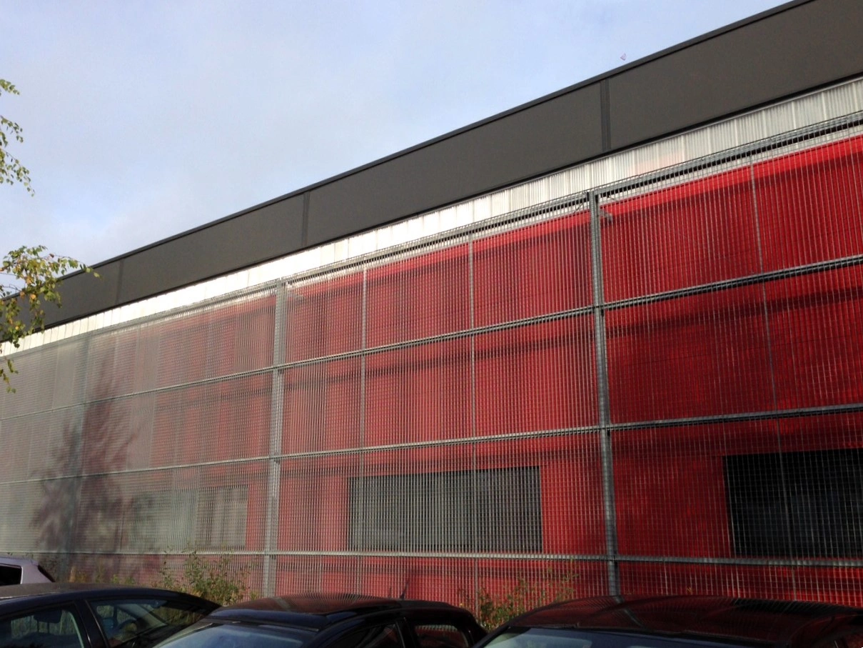 Grating brings facades to life and reveals the volumes of buildings