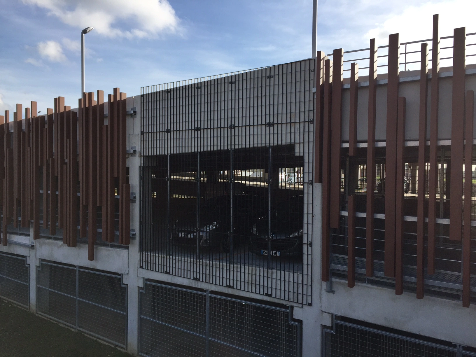 Between protection and transparency, grating can be used on the facade of a car park