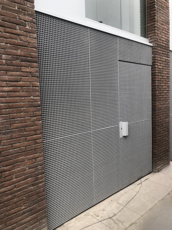 Les barres métalliques du caillebotis mi-fer sont toutes de hauteur égale