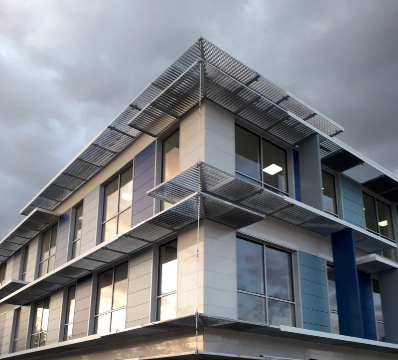 Brise-soleil en caillebotis : alliance de performance et de modernité