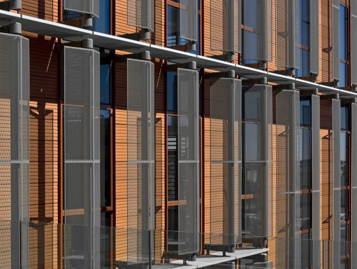 Brise-soleil en caillebotis pour la réhabilitation de logements