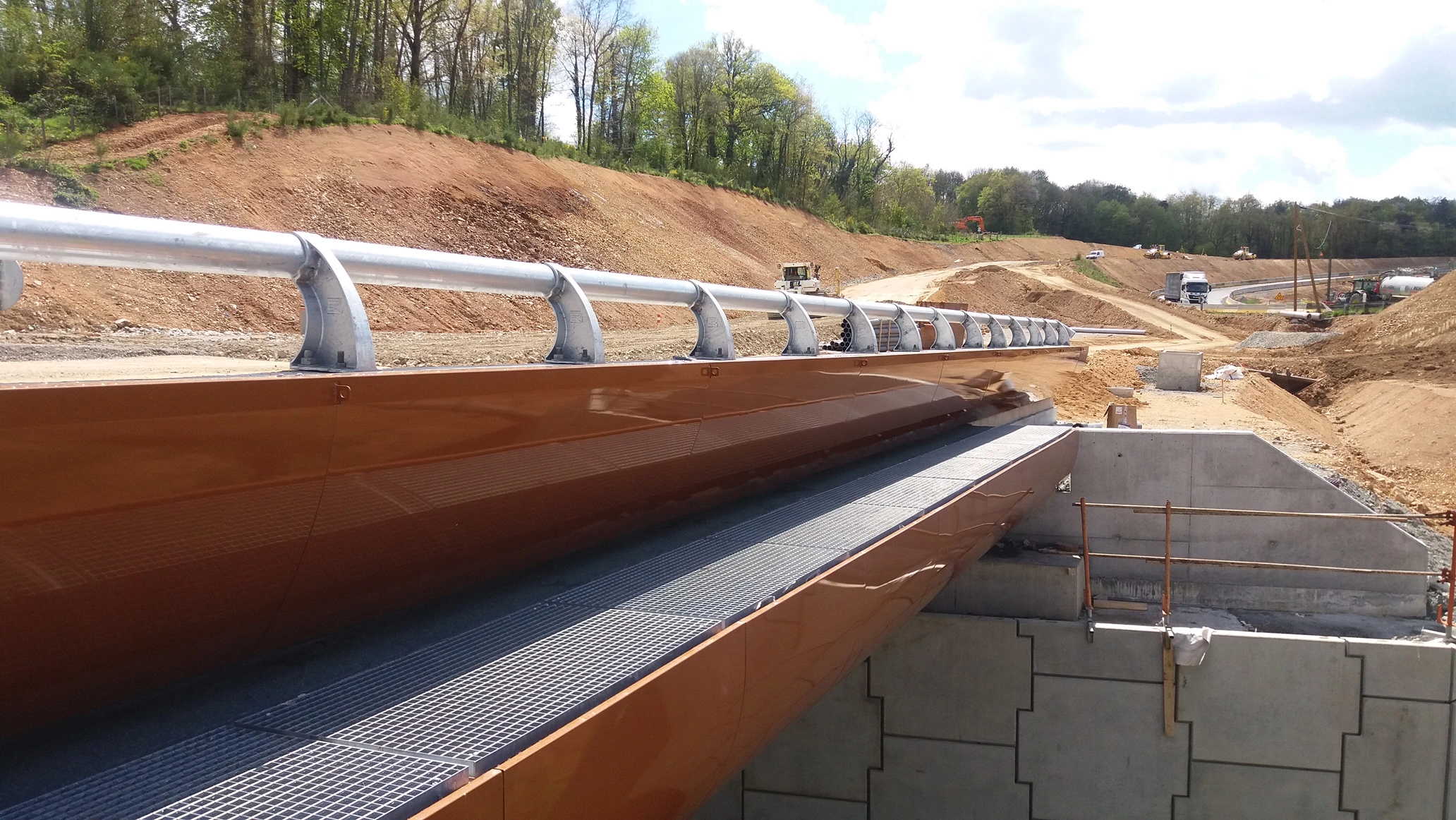 Civil engineering structure with a technical walkway in JK Technic press-locked grating