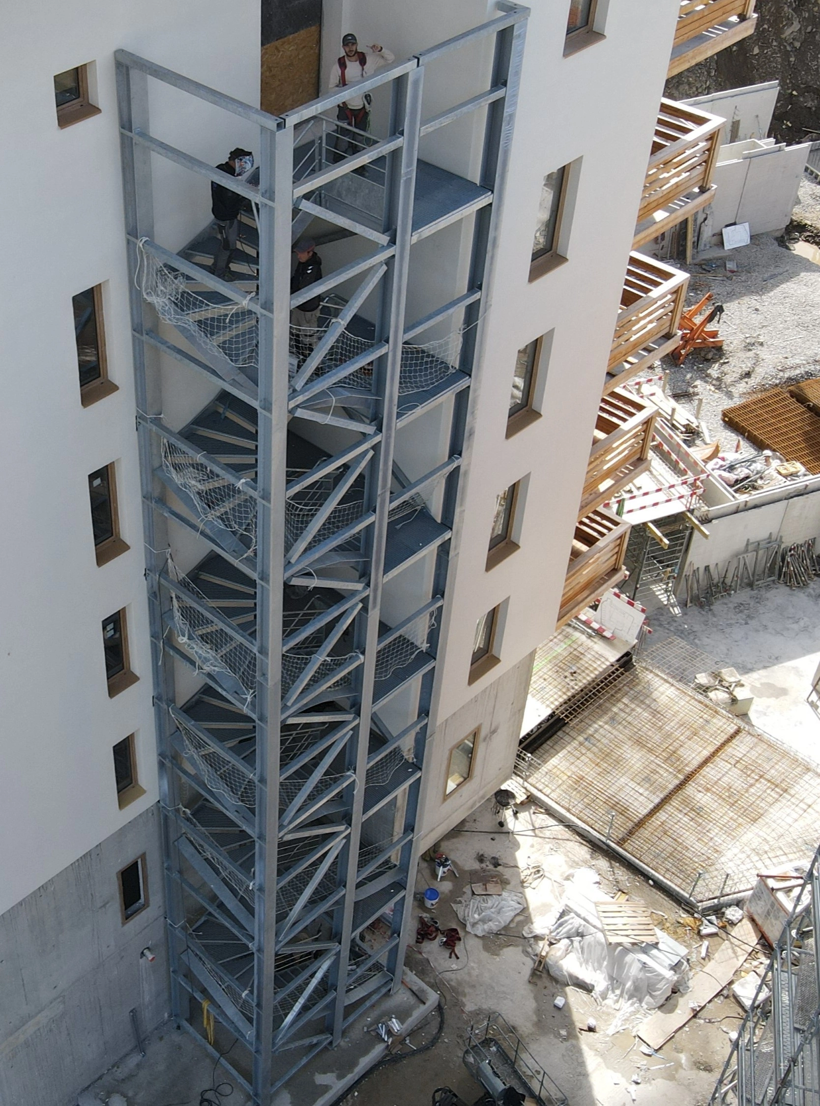 Stairwell with press-locked grating treads for a residence in a ski resort