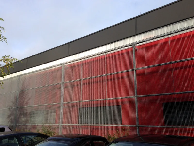 Le caillebotis permet d’animer les façades et de révéler les volumes des bâtiments