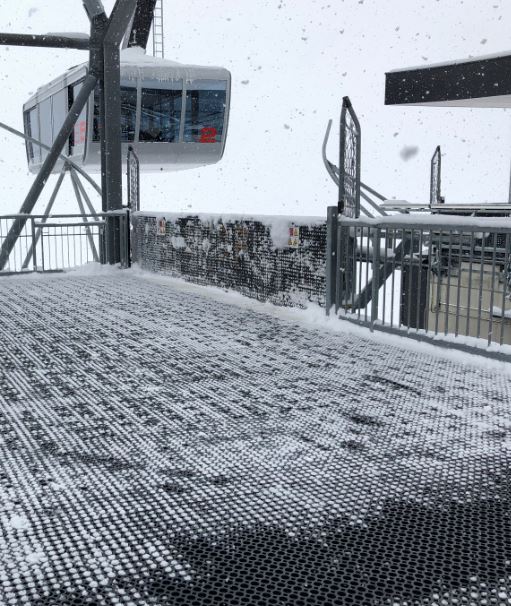   Marches en caillebotis pressé menant à la terrasse d'une maison individuelle