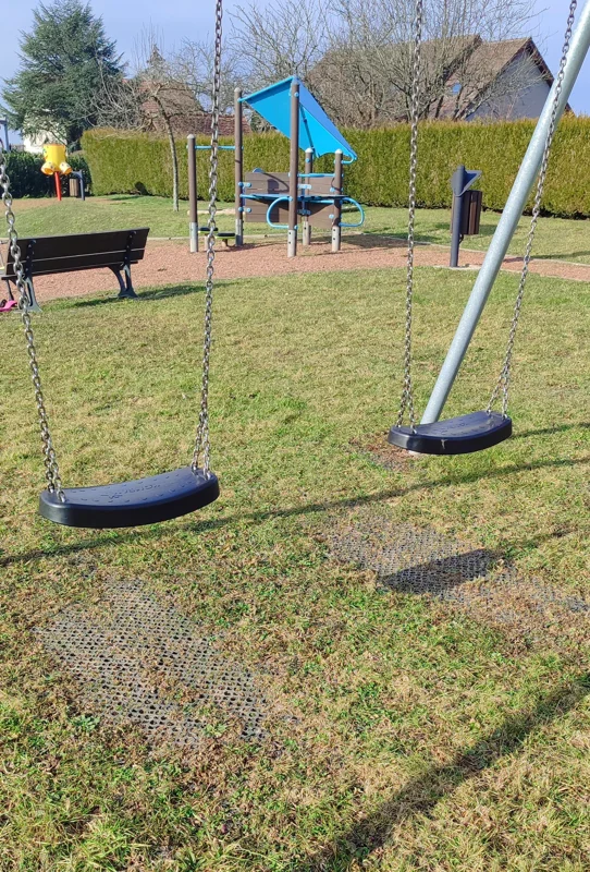 Le caillebotis en caoutchouc trouve son emploi aussi bien dans l’industrie que dans notre quotidien, comme ici sous des balançoires