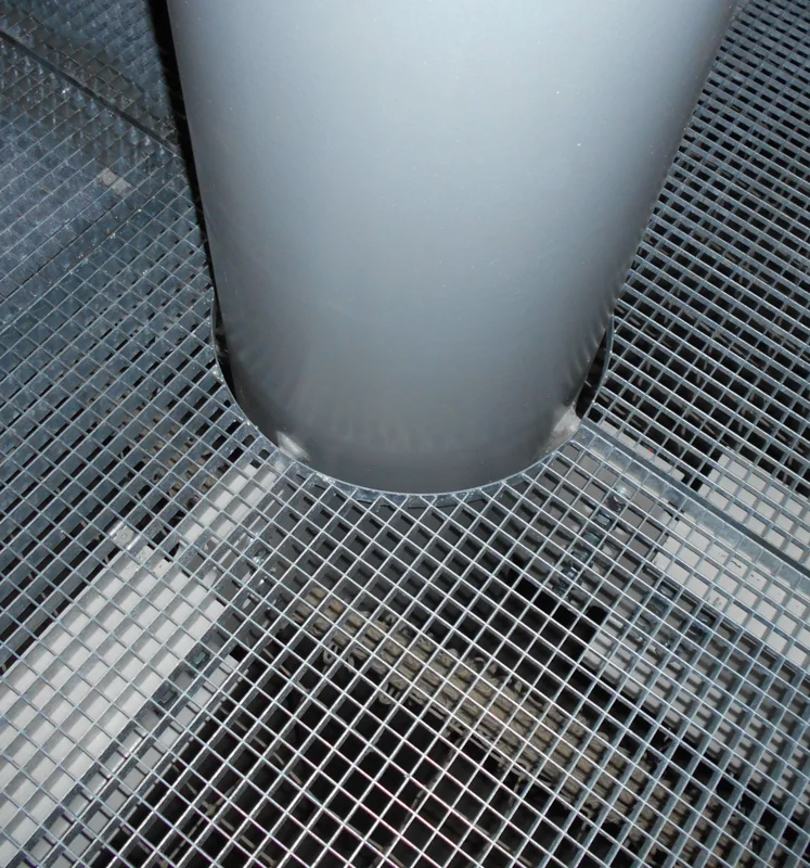 Grilles caillebotis posées dans une pépinière permettant de surélever les pots et de laisser passer l’eau de pluie