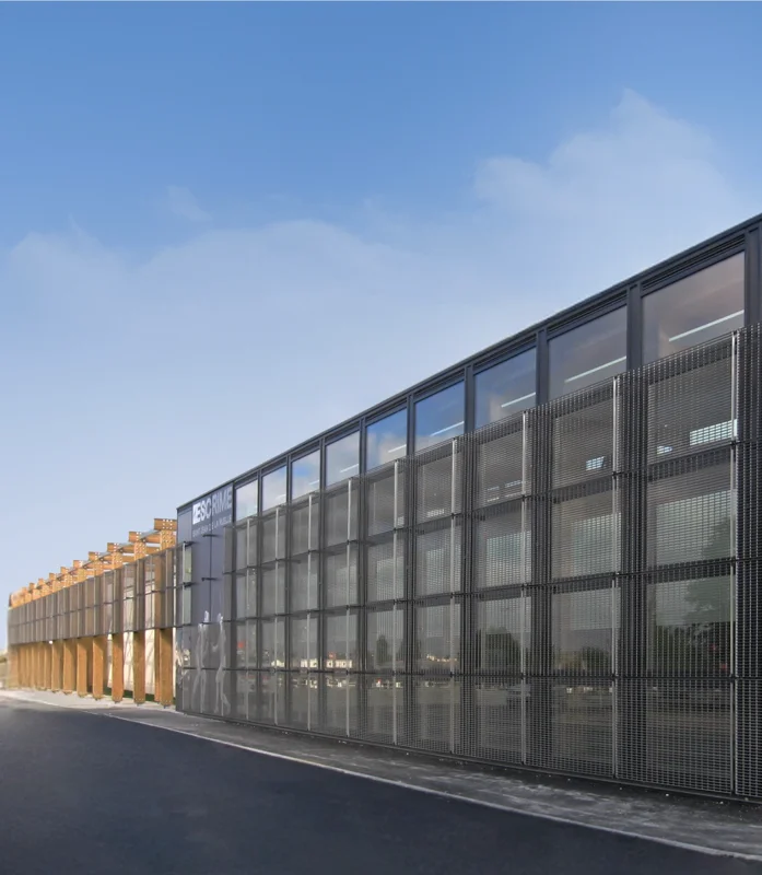 Le caillebotis métallique, l’élégance technique au service du design architectural