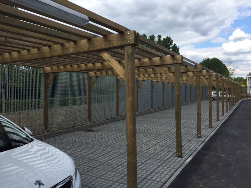 Paroi en caillebotis pressé pour délimiter le parking et protéger les voitures stationnées