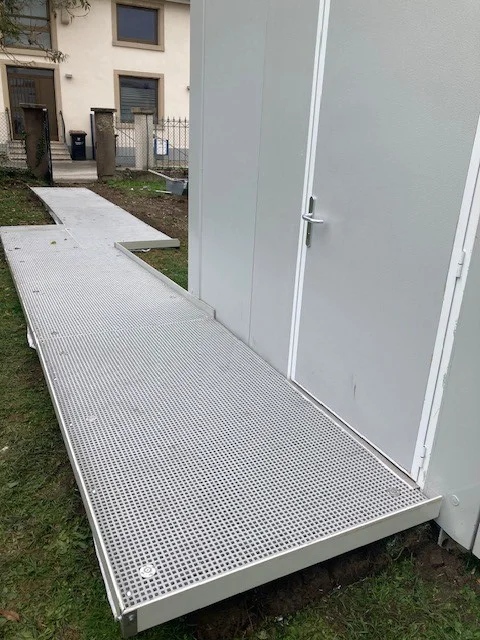 Porteur dans les 2 sens, le caillebotis polyester est très facile à installer sur chantier