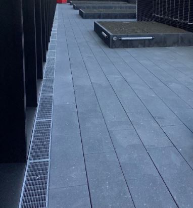   Marches en caillebotis pressé menant à la terrasse d'une maison individuelle