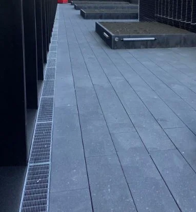   Marches en caillebotis pressé menant à la terrasse d'une maison individuelle