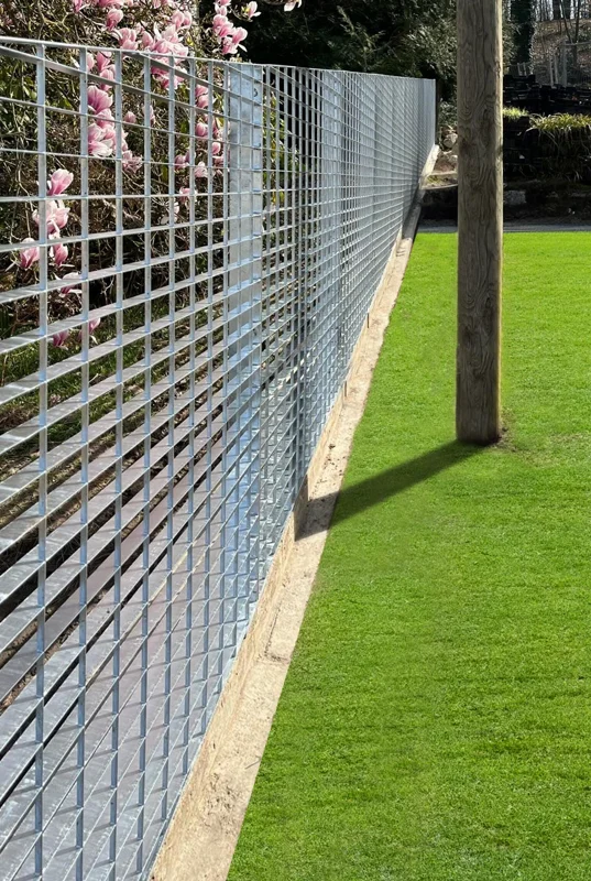 Clôture en caillebotis galvanisé assurant sécurité et visibilité