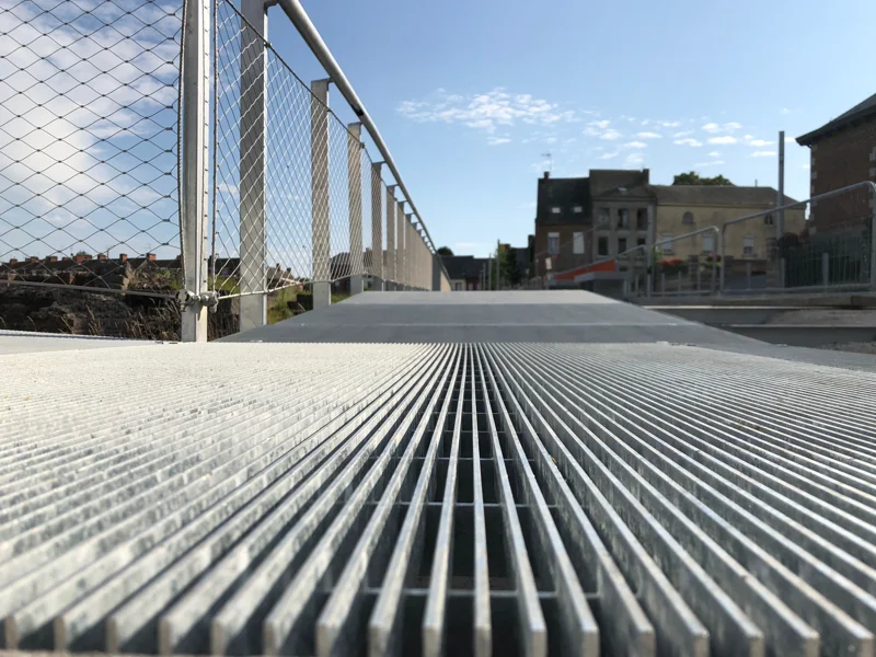 Pedestrian walkway in overhanging-bar grating with excellent grip thanks to the bar overhang