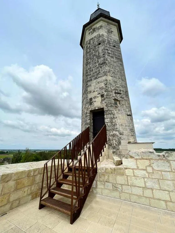 Reconstruction of staircase steps in Corten steel grating for the tower of Château de Marmande