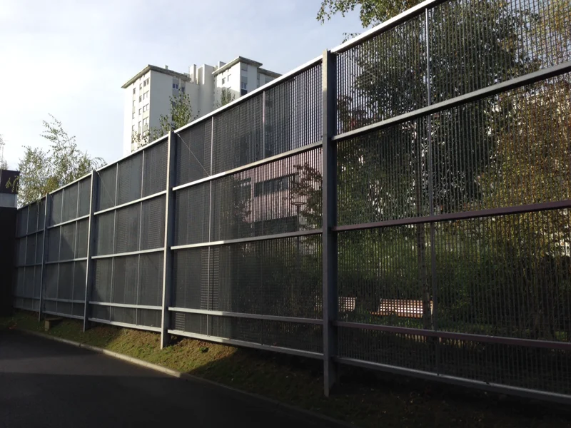 Press locked grating fence in a residential setting preventing any intrusion