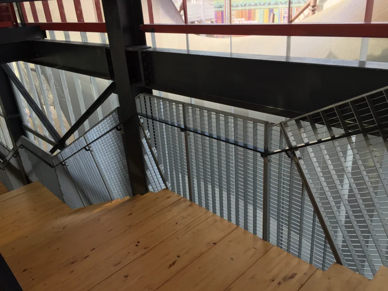 Staircase guardrail in press locked grating combining design and protection