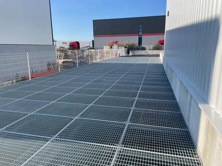 heavy-duty grating for the fitting out of traffic areas accessible to heavy goods vehicles