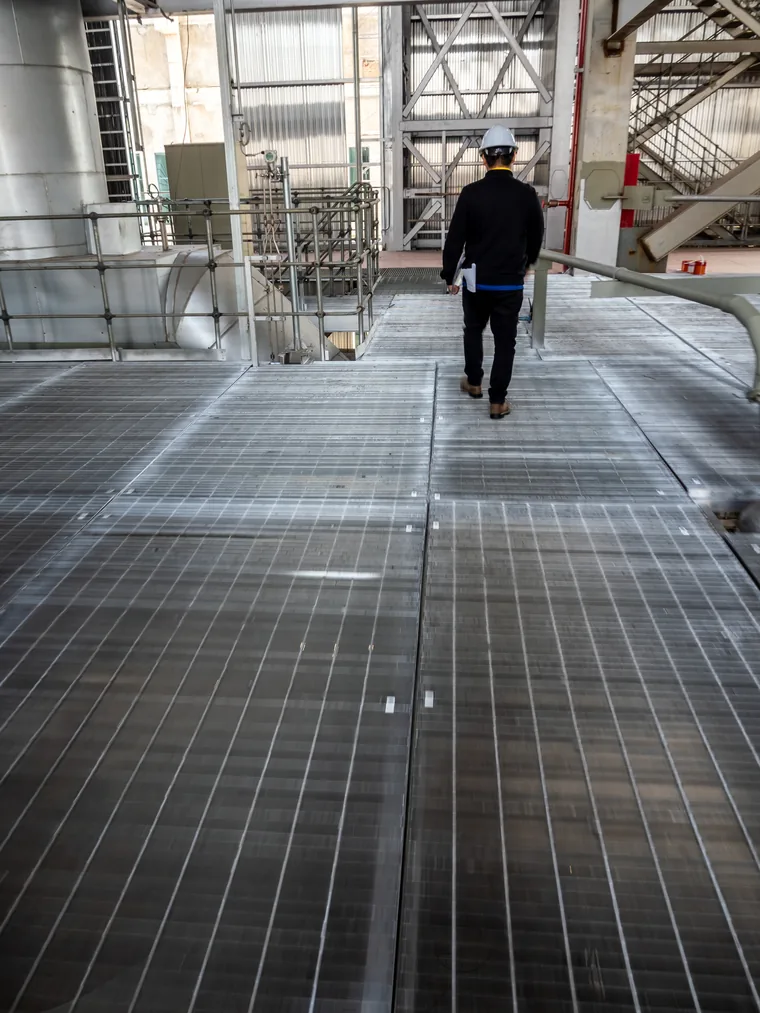 industrial metal grating floor to secure traffic areas
