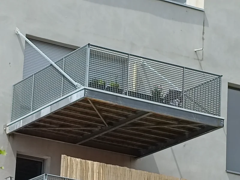Grating used as guardrail infill by a private individual