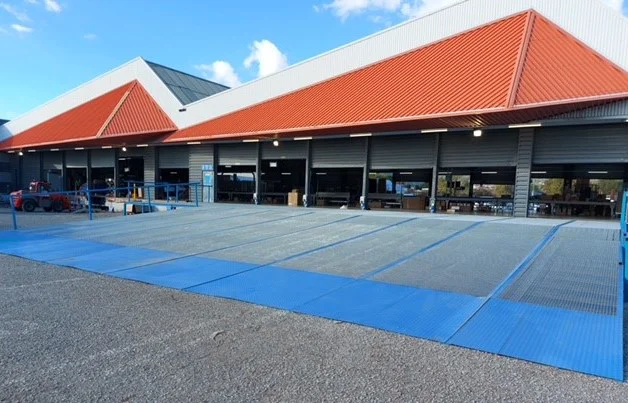 Access ramp in industrial floor grating