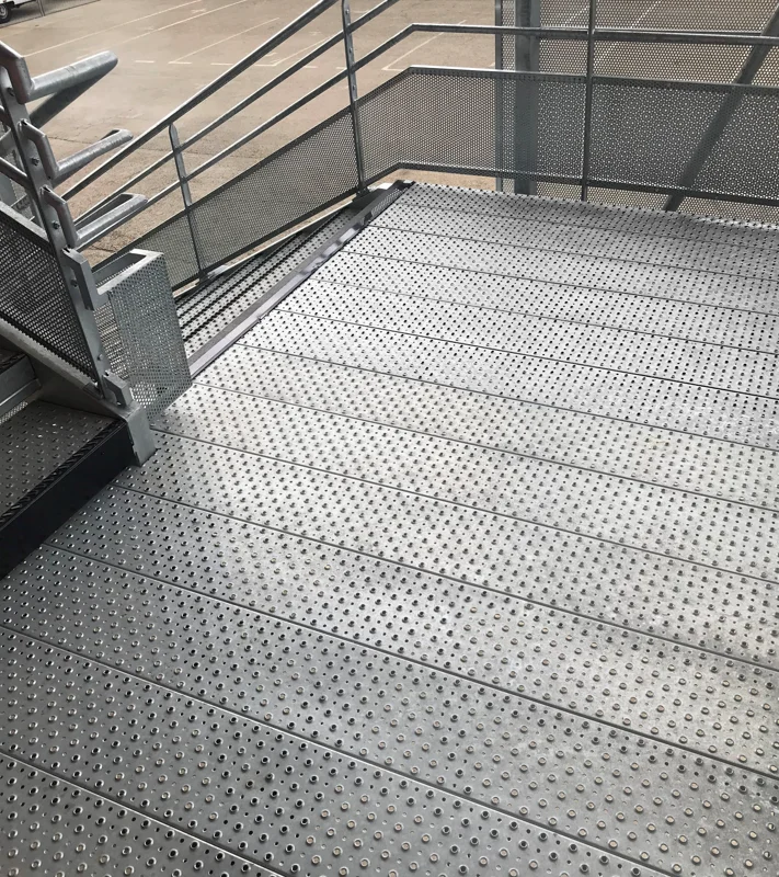 Industrial floor in galvanized steel profile grating