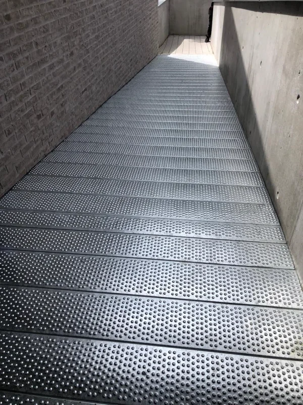 Pedestrian pathway in PS-FERM profile grating