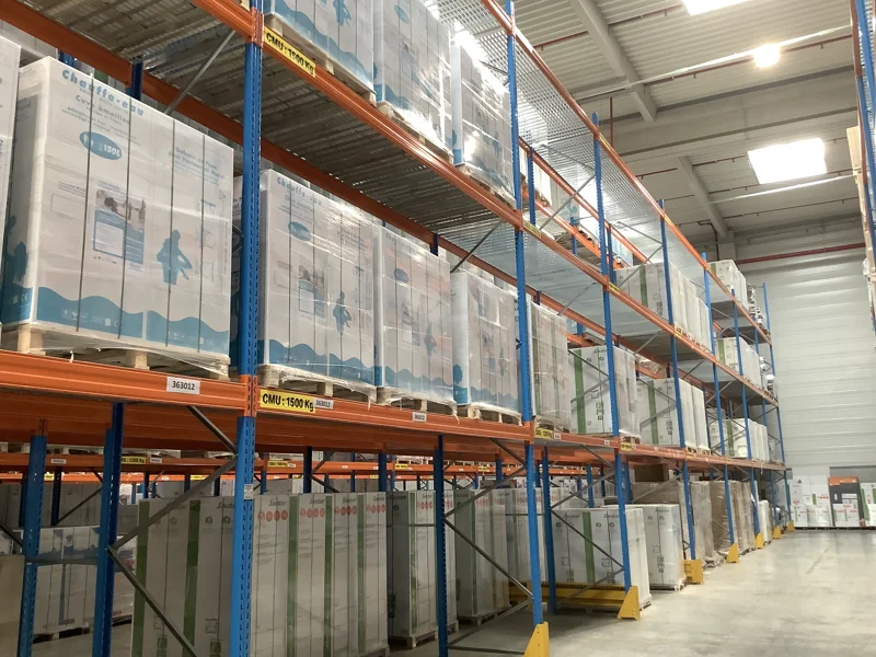 Robustness with the possibility of storing full pallets on a heavy-duty rack
