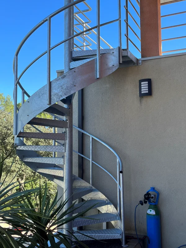 Compact metal staircase minimising footprint
