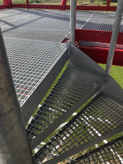 Trapezoidal step around a central column
