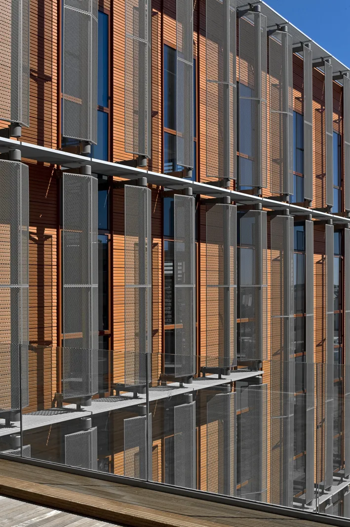 installed as a sun breaker, grating helps to filter the light