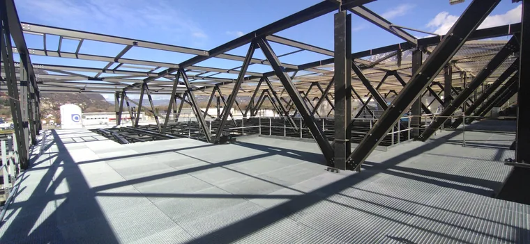 metal grating floor for fitting out a technical structure