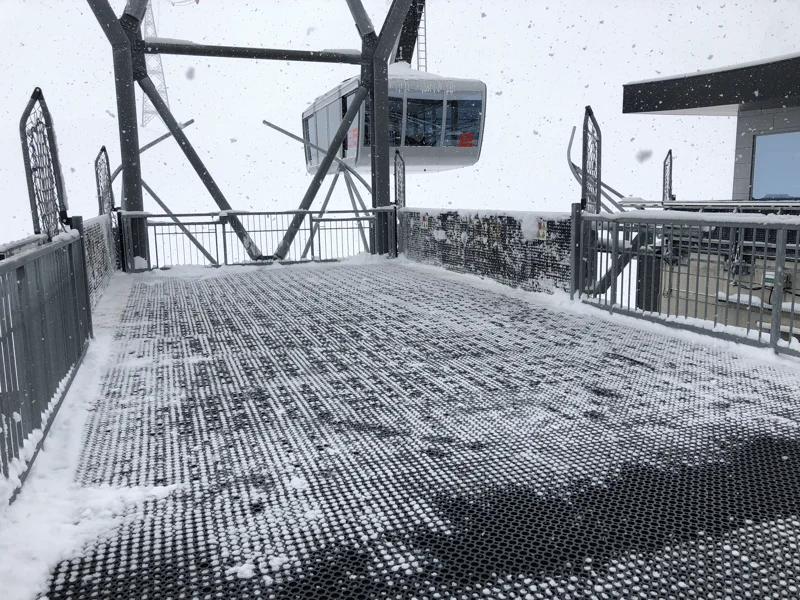 Robust, this heavy-duty rubber grating is perfectly suited for ski resorts