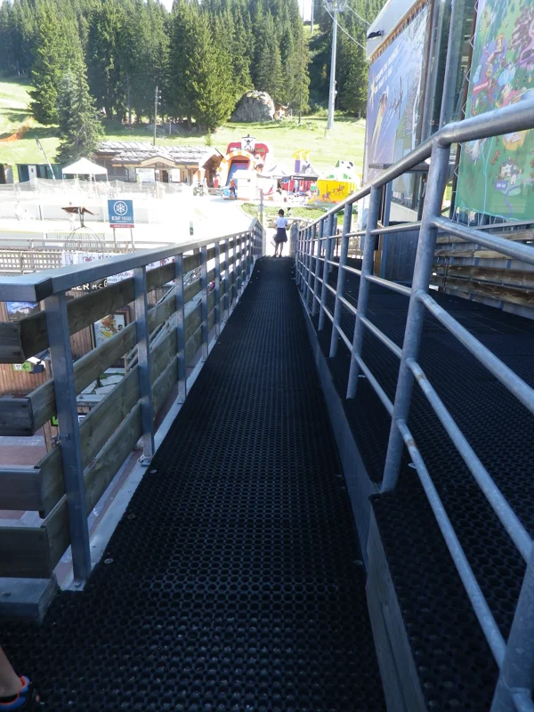 Standard and versatile rubber grating, ideal for walkways