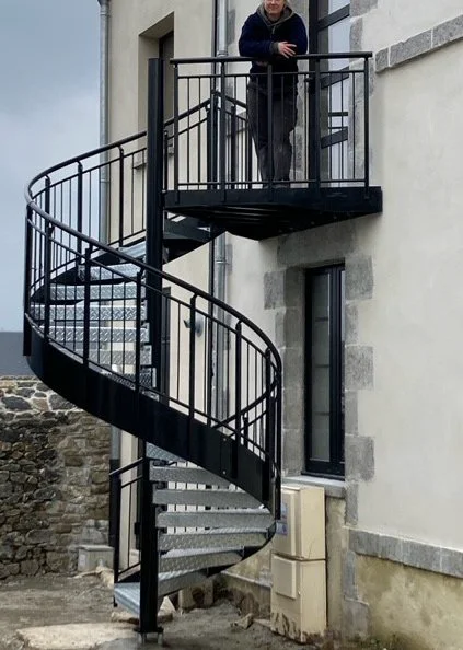 Escalier hélicoïdal apportant une touche moderne et fonctionnelle à ce bâtiment