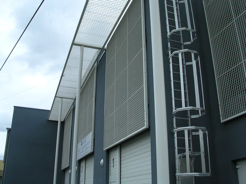 Façade et brise-soleil en caillebotis acier galvanisé