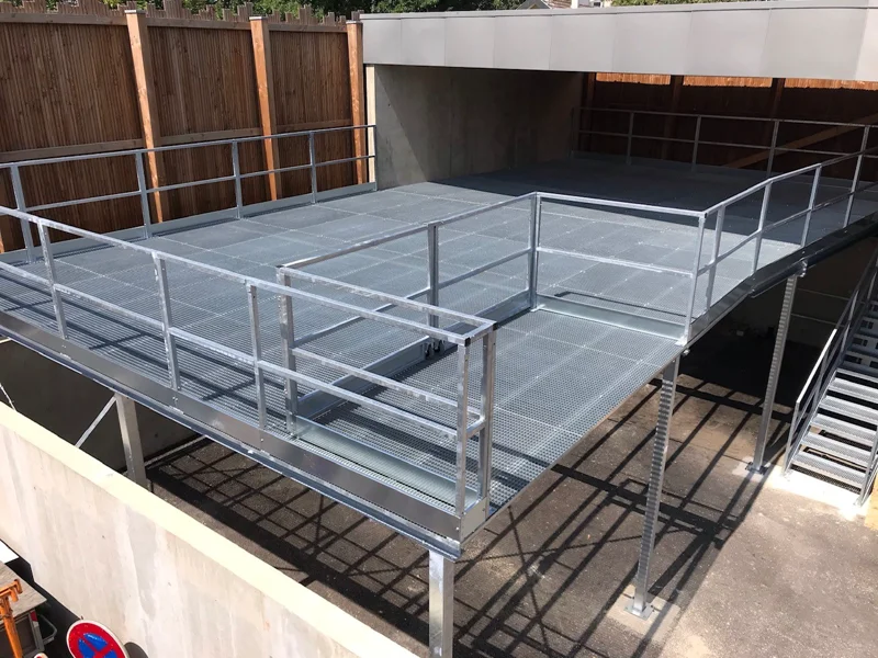 Plateforme industrielle réalisée en caillebotis en acier