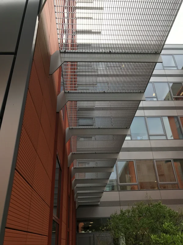 Grille alu utilisée en marquise