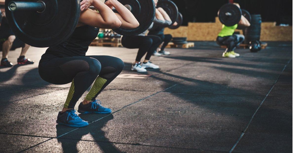 Anti-glisse et résistant au choc, le caoutchouc est idéal pour le revêtement des salles de sport