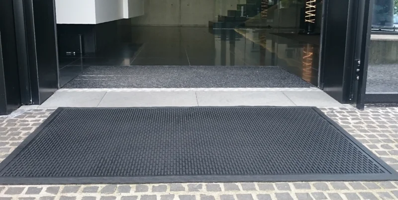 Caillebotis recyclable avec surface antidérapante devant l’entrée d’un ERP  