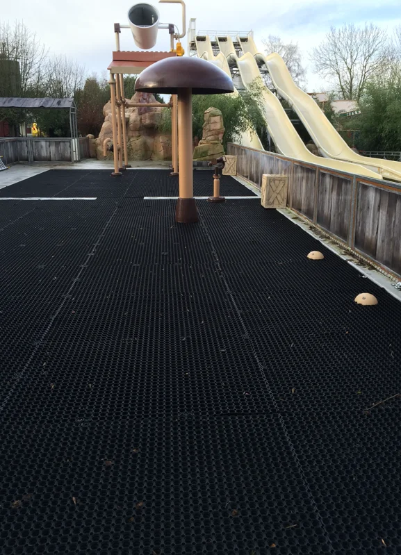 Résistant à l’eau, le caillebotis en caoutchouc recyclé est idéal pour l’accueil du public