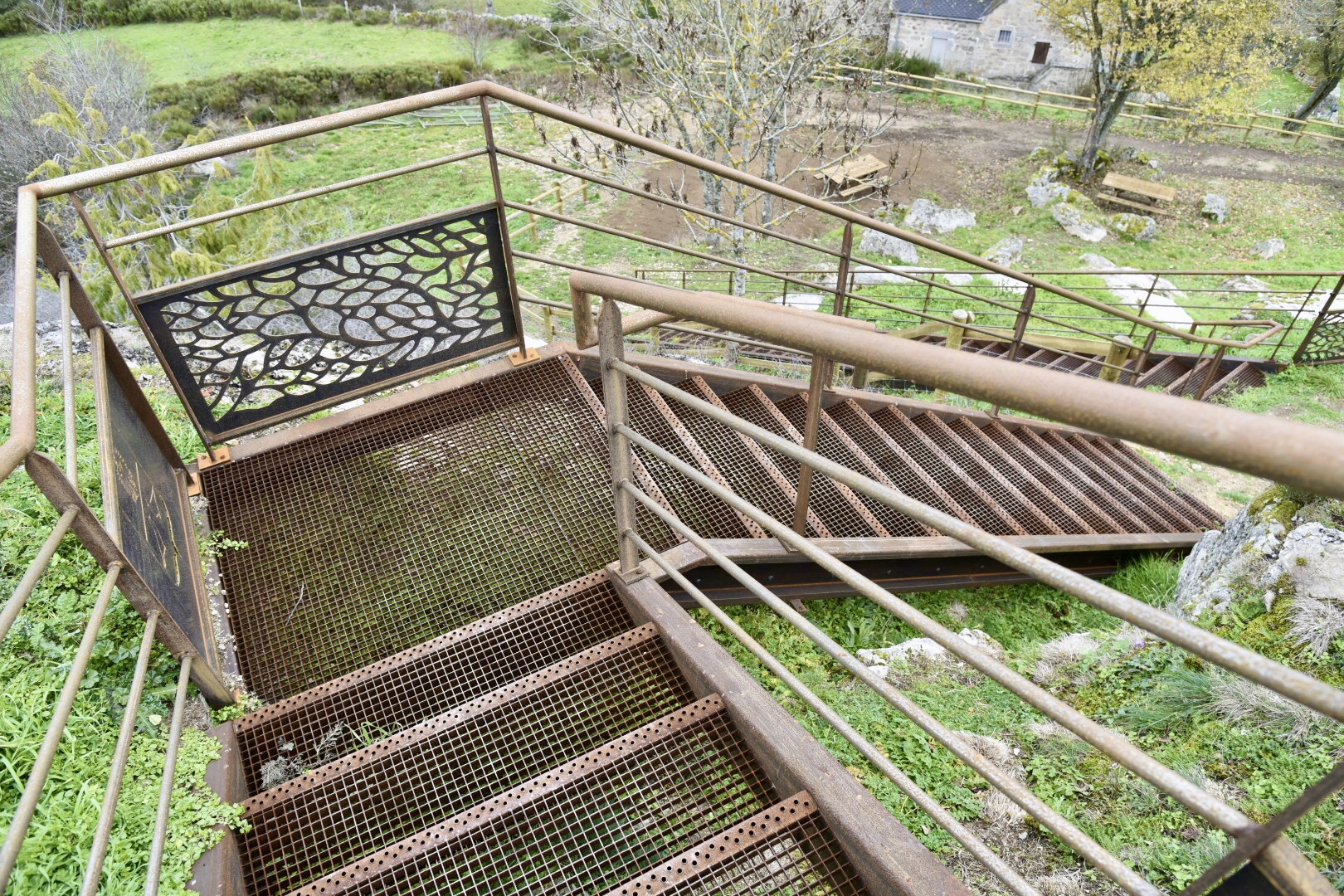 En passerelle, marches d’escaliers et garde-corps, le corten se fond parfaitement dans son environnement.