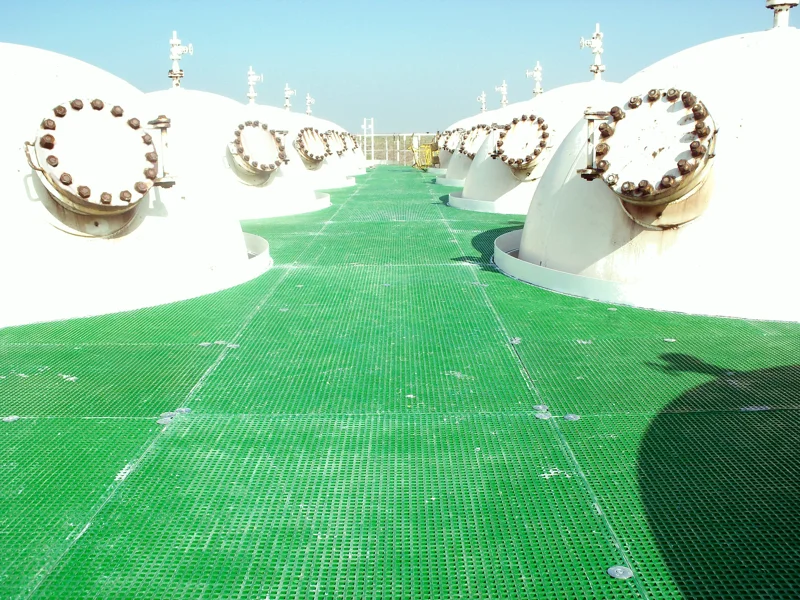 Sol en caillebotis polyester entouré de réservoirs de stockage