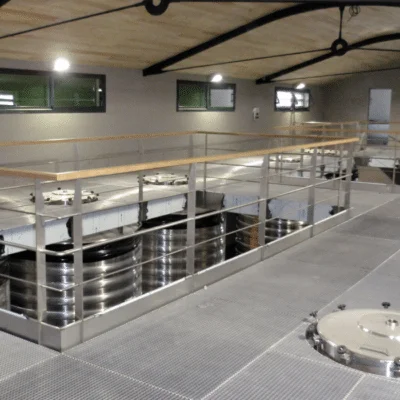 référence réalisation plancher métallique en caillebotis inox dans un chai
