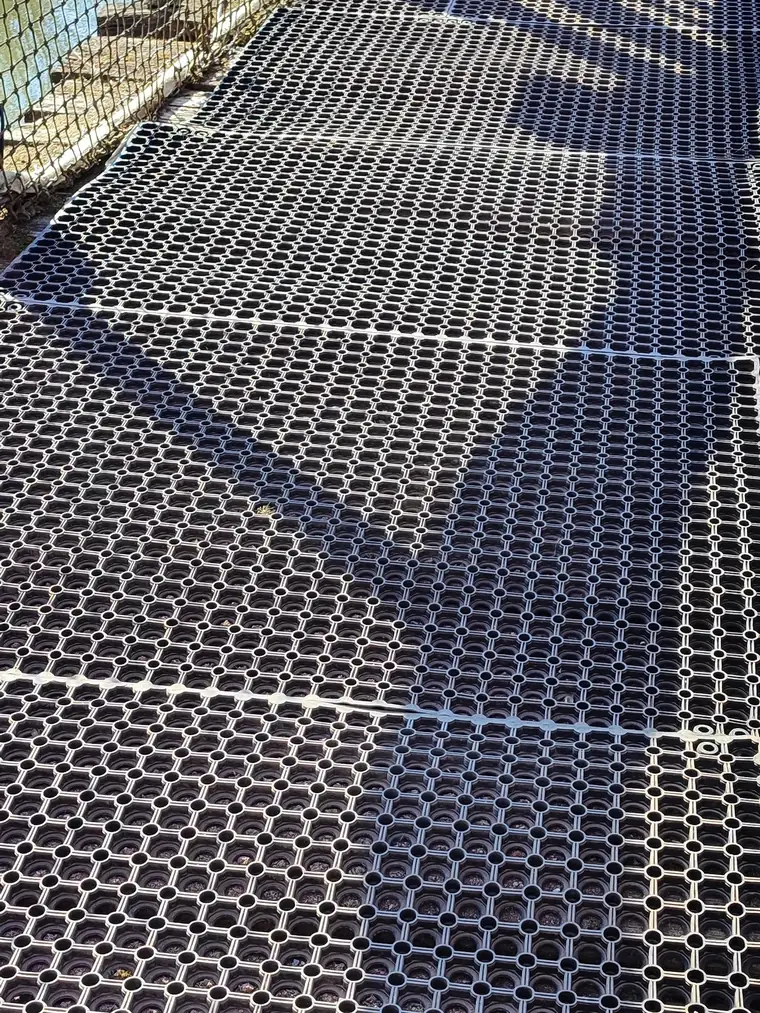 caillebotis caoutchouc drainant et antidérapant en extérieur