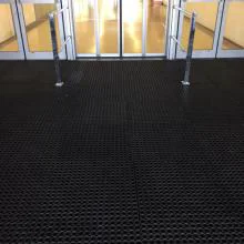 référence réalisation caillebotis caoutchouc norme pmr devant l'entrée de ce bâtiment